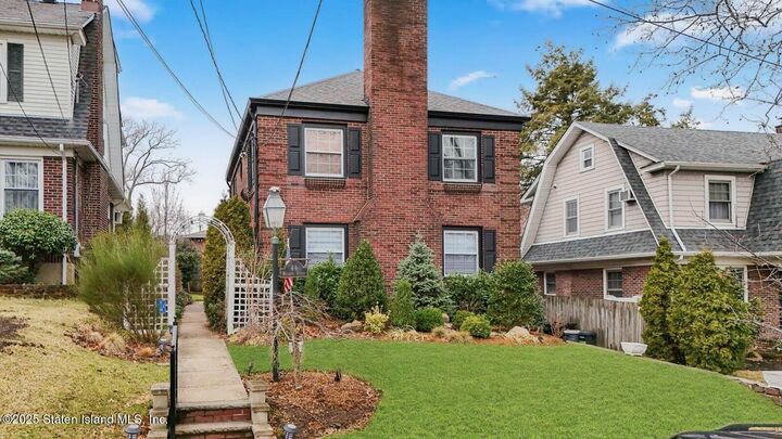 Property Photo:  44 Westbury Avenue  NY 10301 