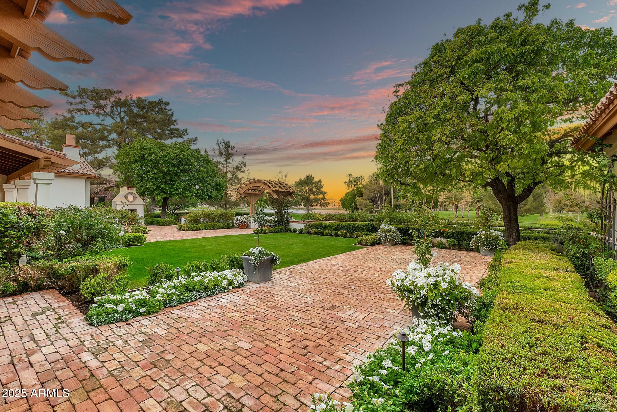 Property Photo: 12 E Oakwood Hills Drive AZ 85248