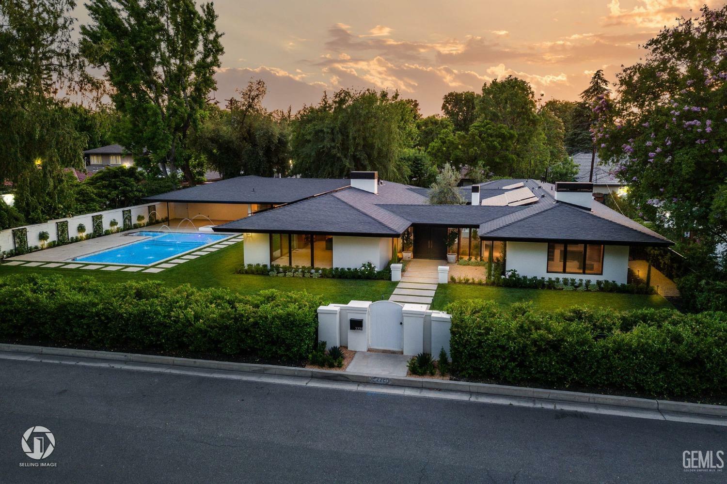 Property Photo: 2221 Myrtle Street CA 93301