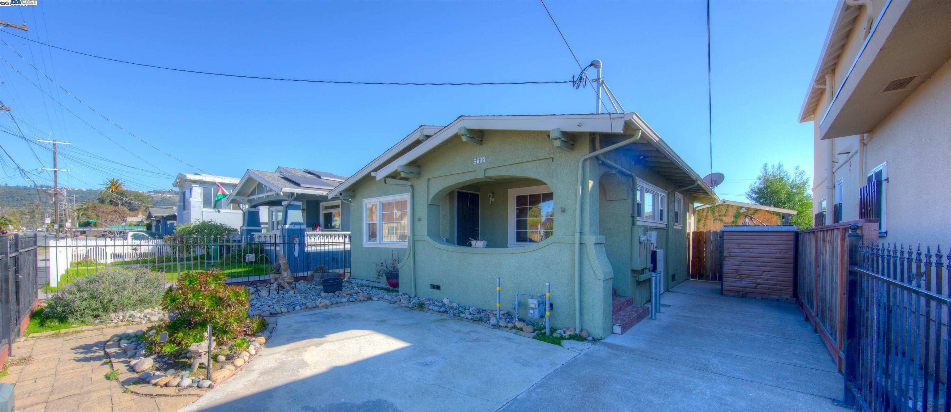2718 Seminary Ave  Oakland CA 94605 photo