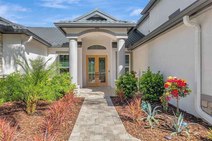 Property Photo:  10218 Garden Alcove Drive  FL 33647 