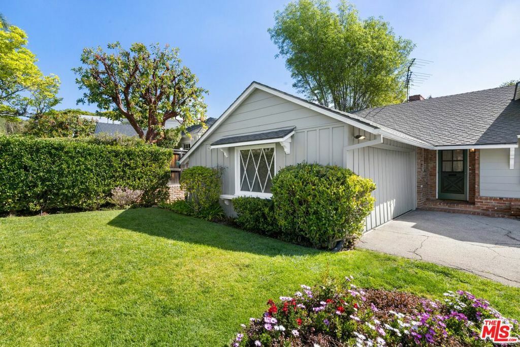 Property Photo: 432 N Bonhill Road CA 90049