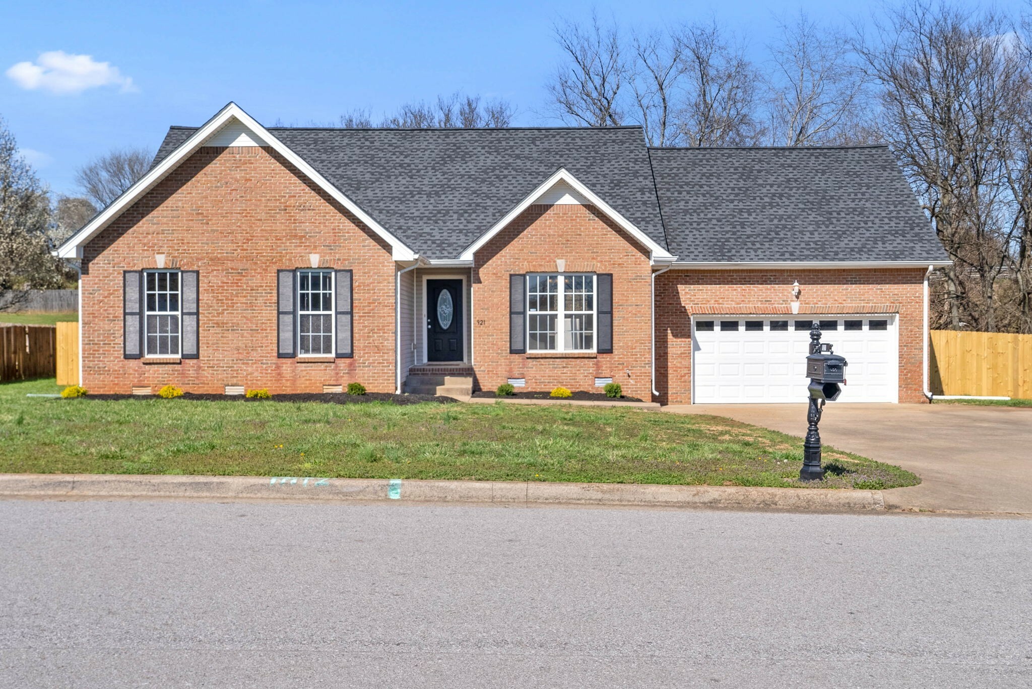 Property Photo: 921 Glenhurst Way TN 37040