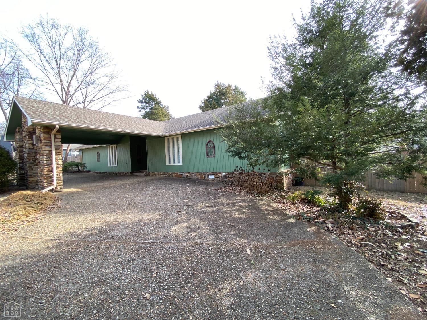 Property Photo: 1412 S Kingswood Way AR 72653