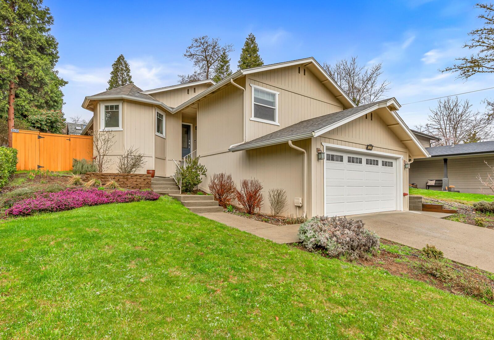 Property Photo: 1226 NW Prospect Avenue OR 97526