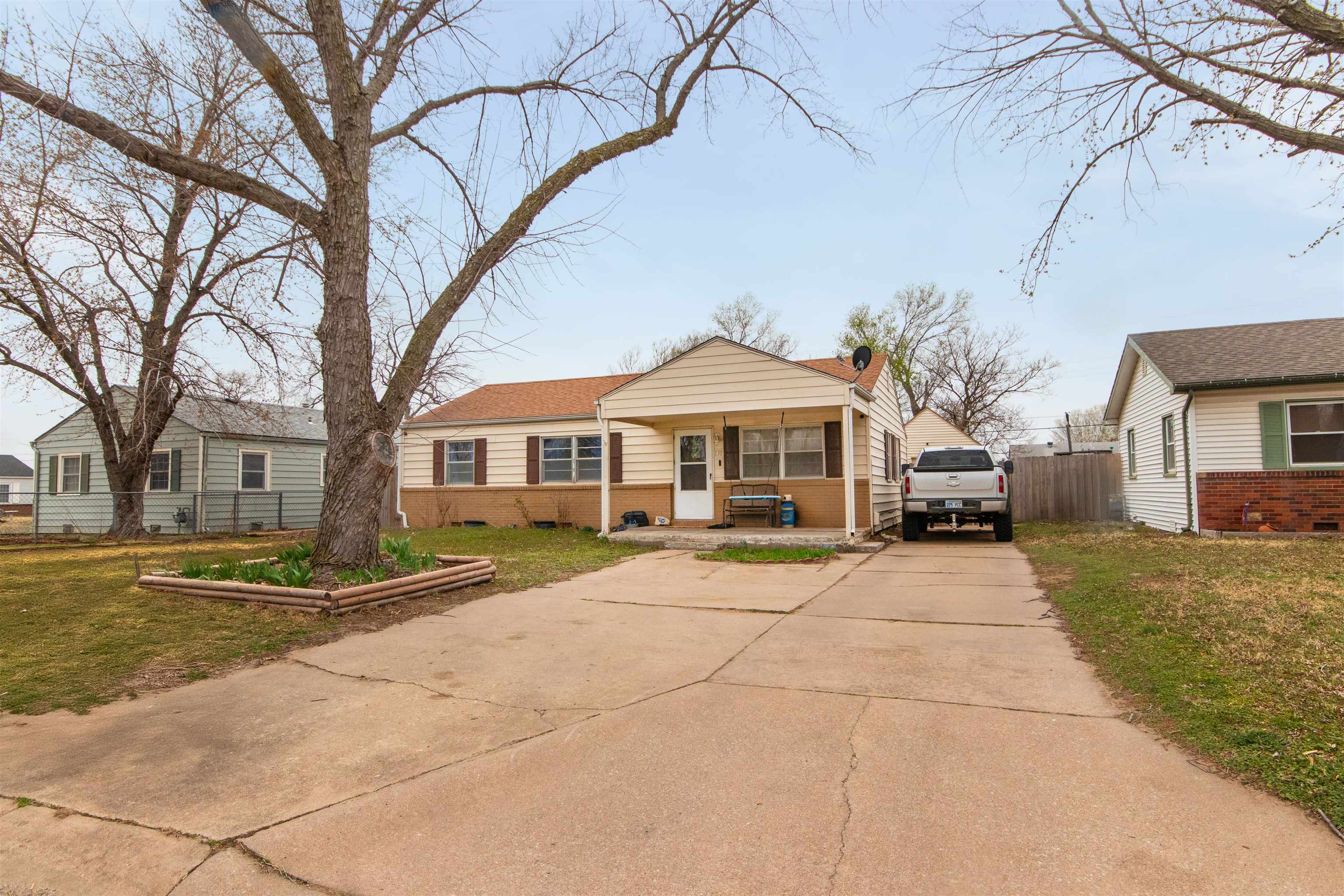 Property Photo: 131 S Sunnyside Rd KS 67060