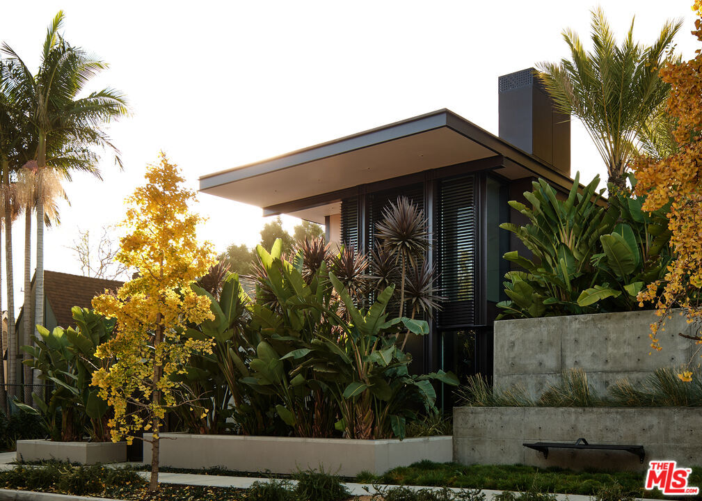 Property Photo:  8850 Rosewood Ave  CA 90048 