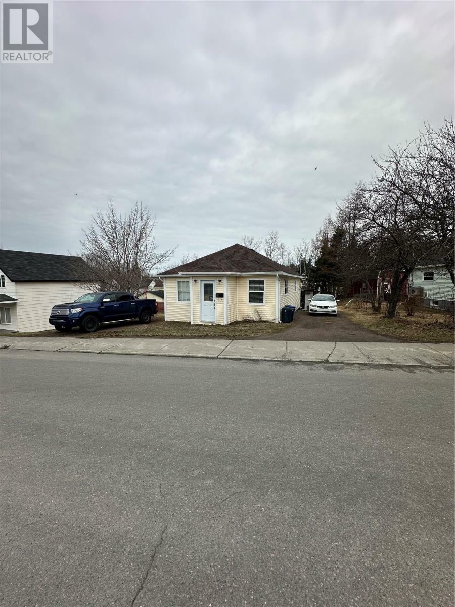 Property Photo: 152 Lincoln Road NL A2A 1P5