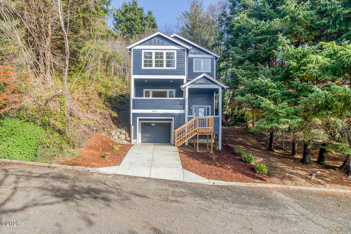 Property Photo:  2910 NE Klamath Place  OR 97365 