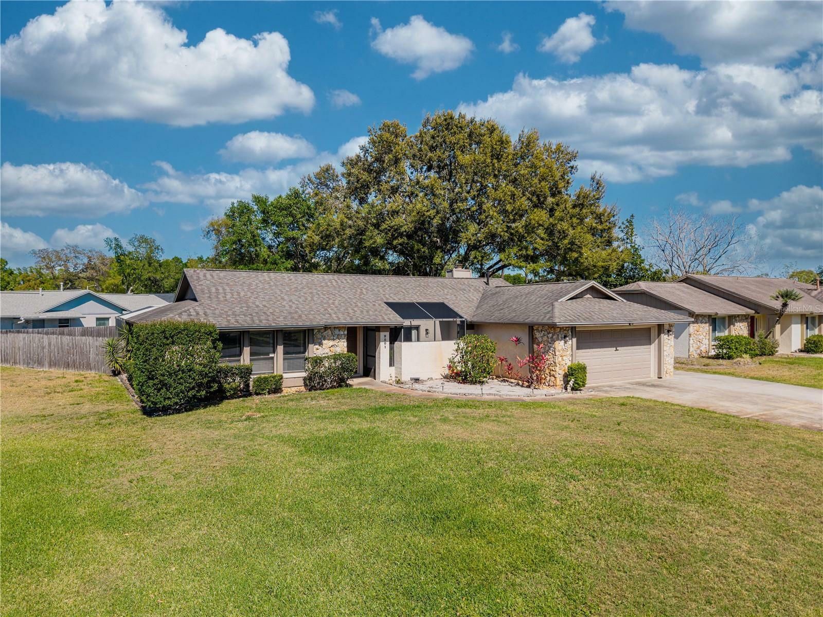 Property Photo: 9501 Holbrook Drive FL 32817