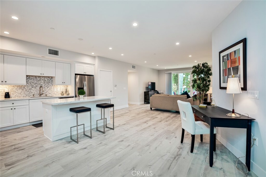 Property Photo: 10718 Acama Street 202 CA 91602