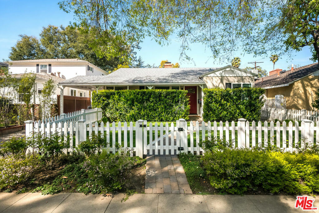 Property Photo:  4253 Bellaire Avenue  CA 91604 