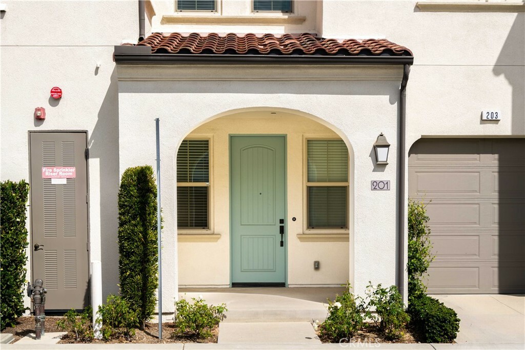 Property Photo: 201 Trailblaze CA 92618