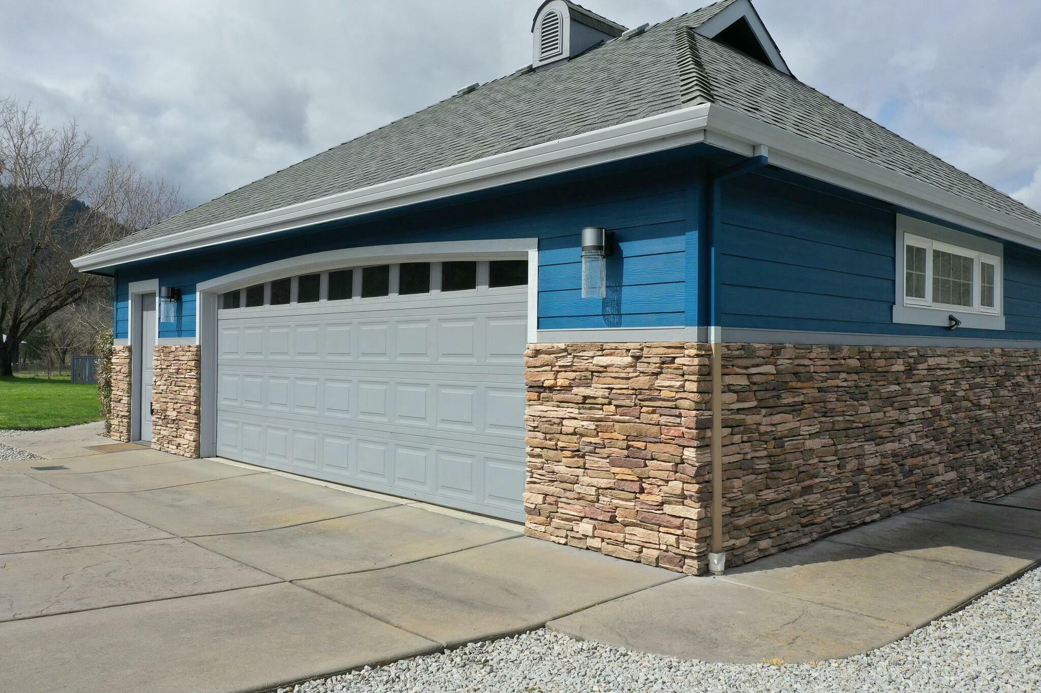Property Photo: 7059 Old Stage Road OR 97502