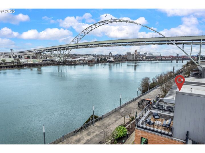 Property Photo: 1660 NW Riverscape Dr OR 97209