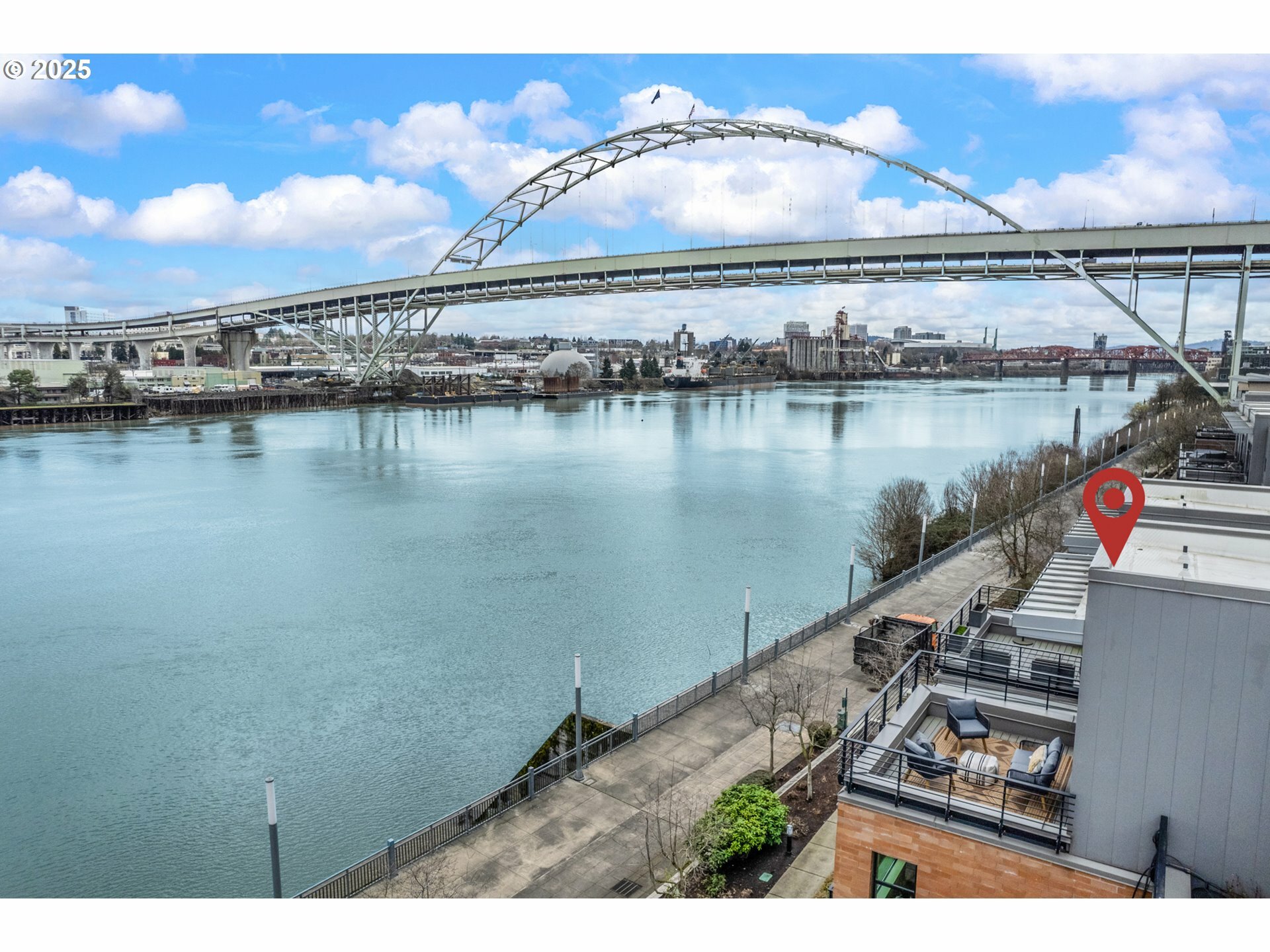 Property Photo: 1660 NW Riverscape Dr OR 97209
