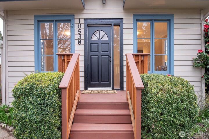 Property Photo:  10538  Evanston Avenue N  WA 98133 