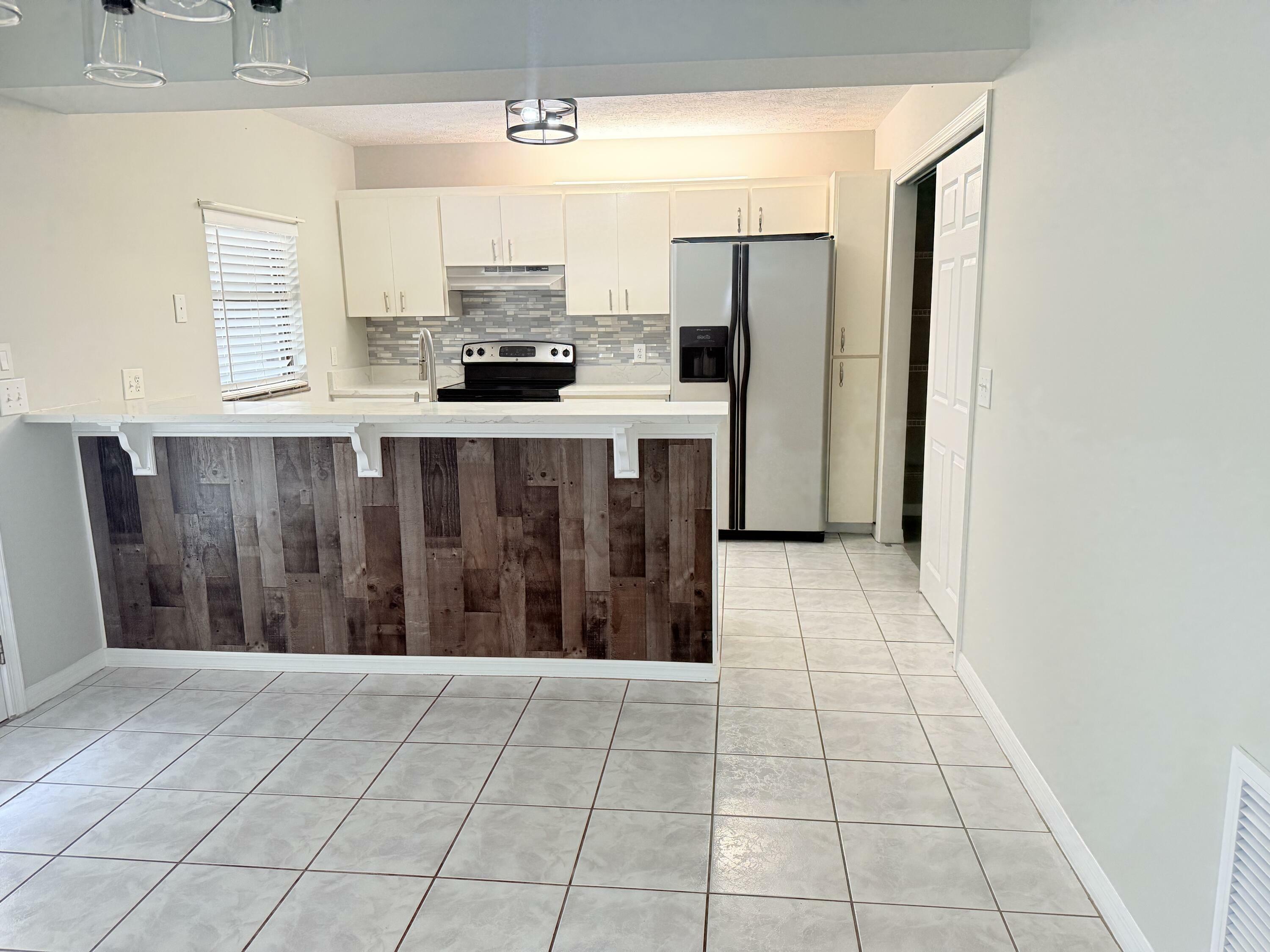 Property Photo: 1355 SW Granville Avenue FL 34953