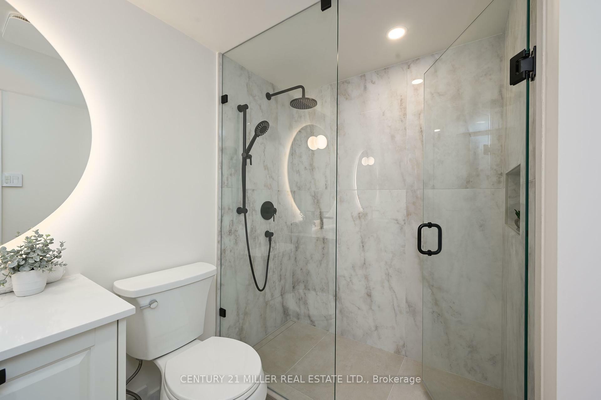 Photo de la propriété: 5280 Lakeshore Road 902 ON L7L 5R1