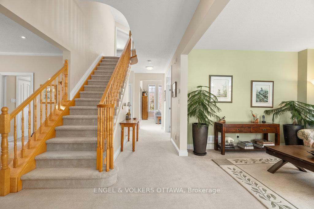 Property Photo: 7 Knotwood Court ON K2J 5E5