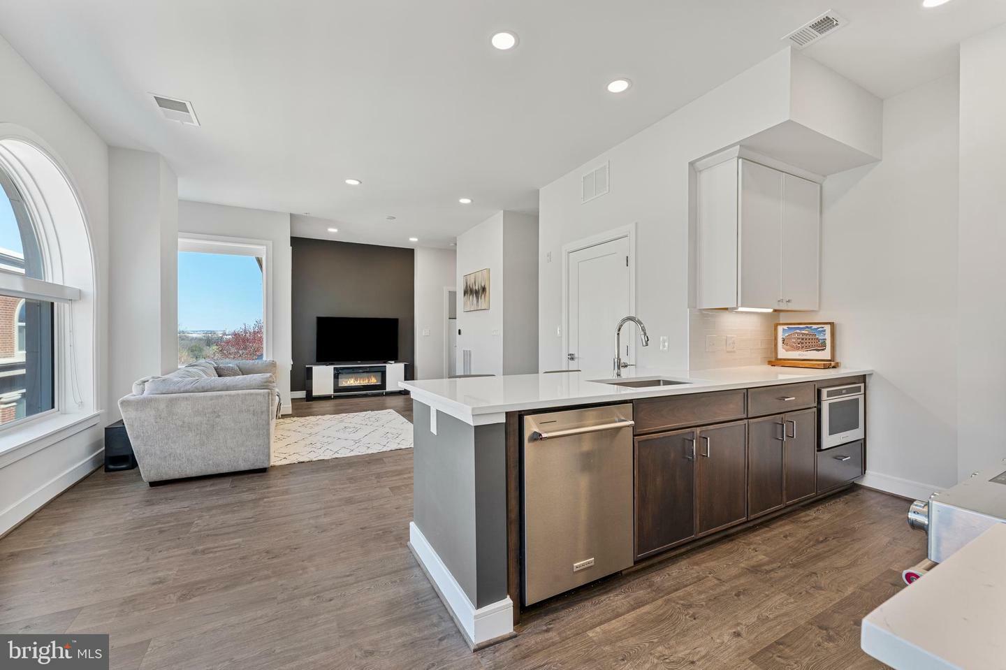 635 Slaters Lane 405  Alexandria VA 22314 photo