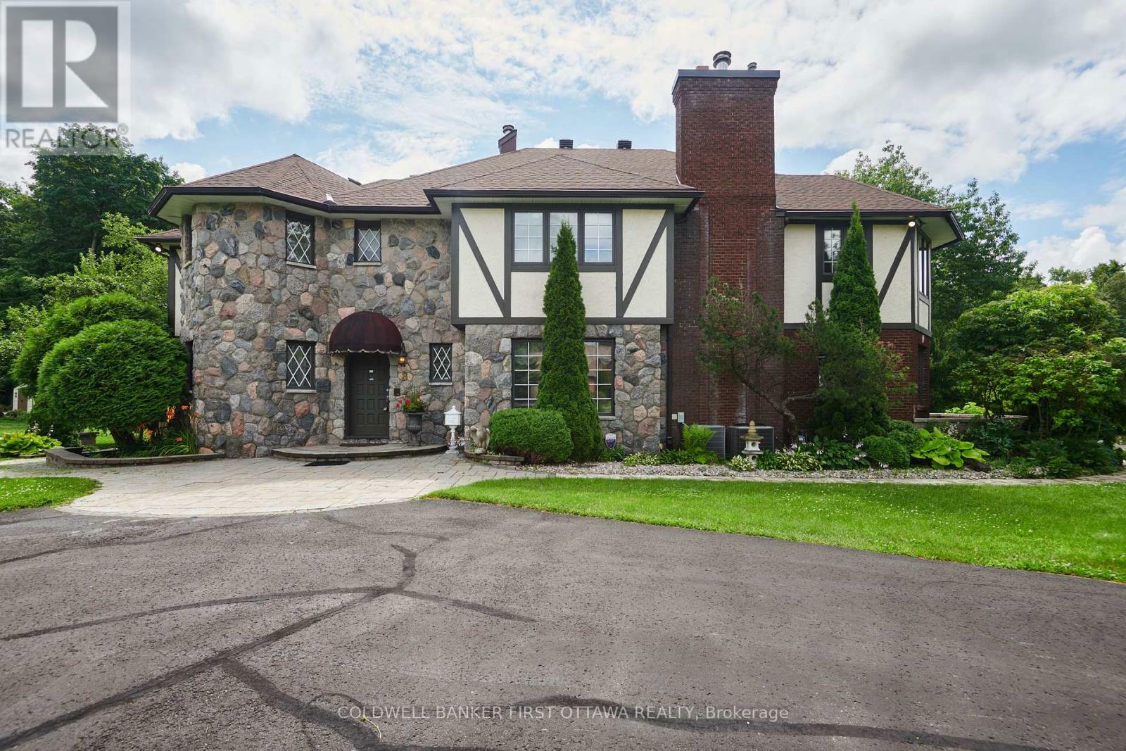 Property Photo: 8 Woodsia Avenue ON K2R 1A9