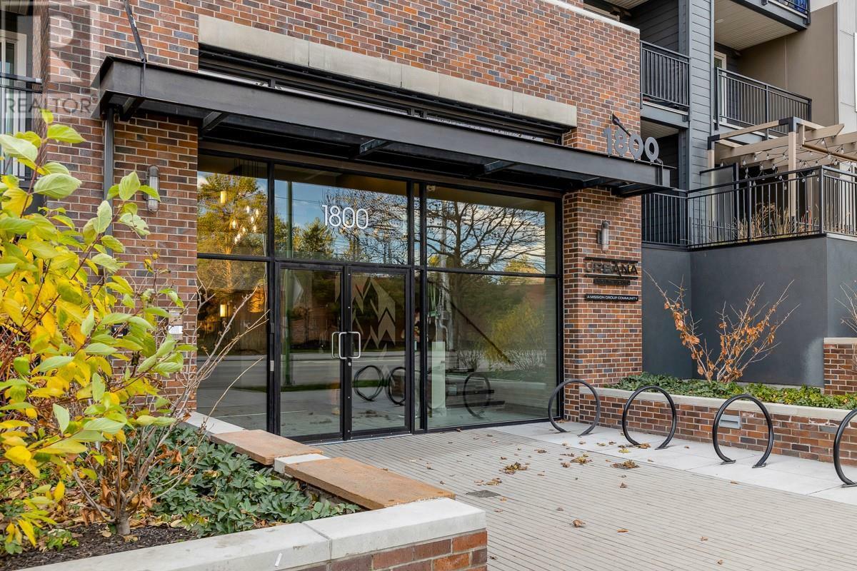 Property Photo: 1800 Richter Street Ph3 BC V1Y 2M6