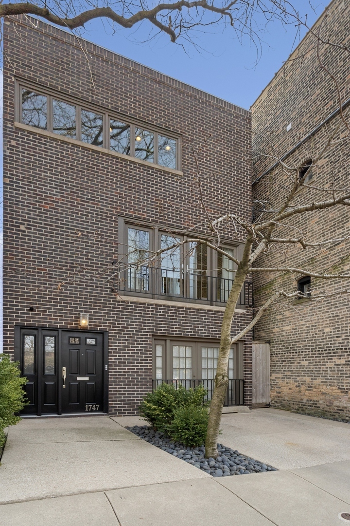 1747 N Fern Court  Chicago IL 60614 photo
