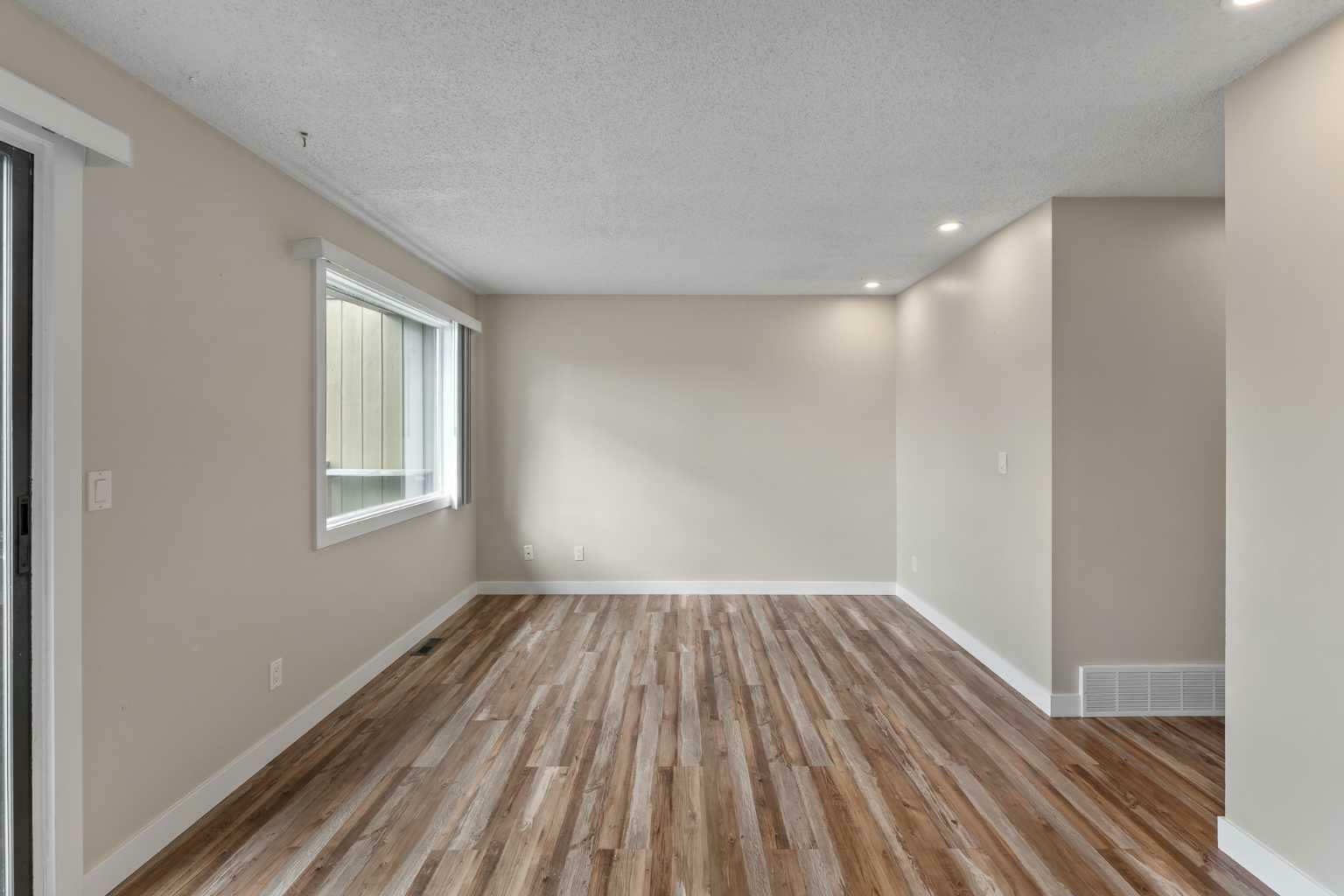 Property Photo: 423 10 Avenue NE AB T2E 0X5