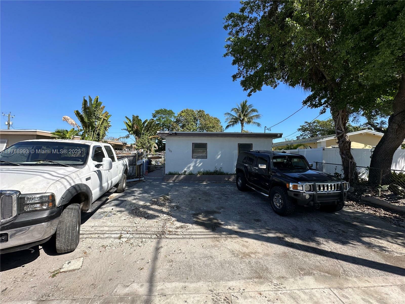 Property Photo: 565 NE 32nd St FL 33334