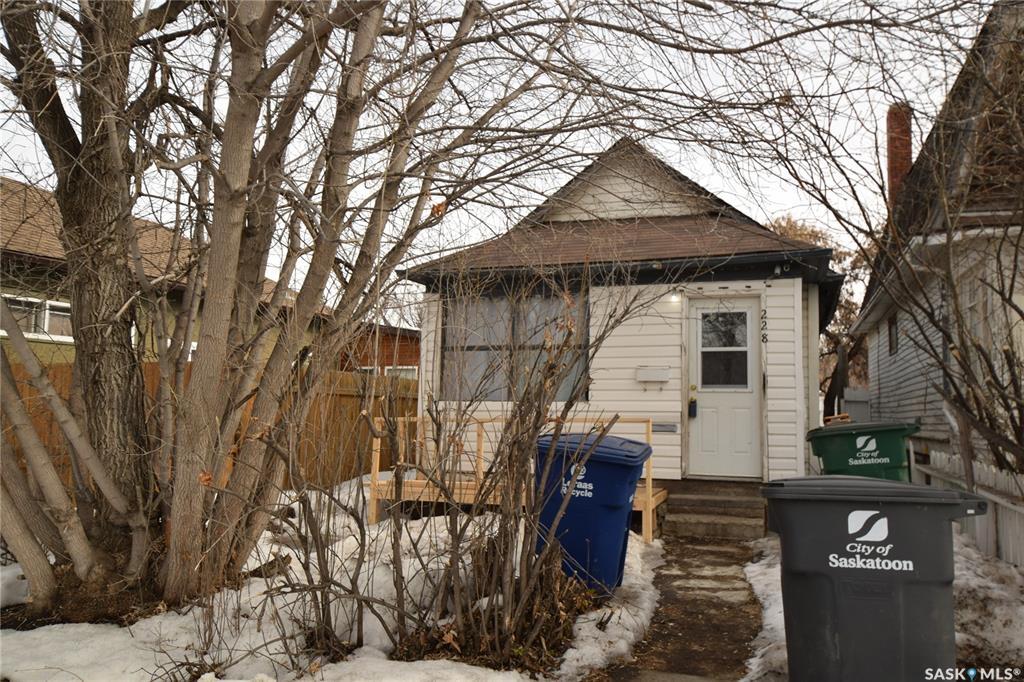 Property Photo: 228 L Avenue N SK S7L 2P4