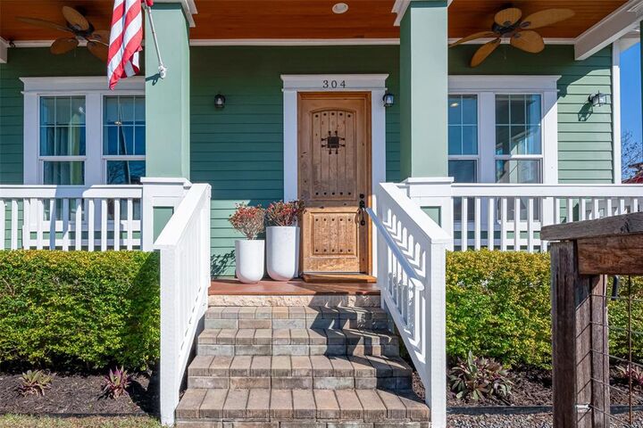 Property Photo: 304 Walton Street TX 77009