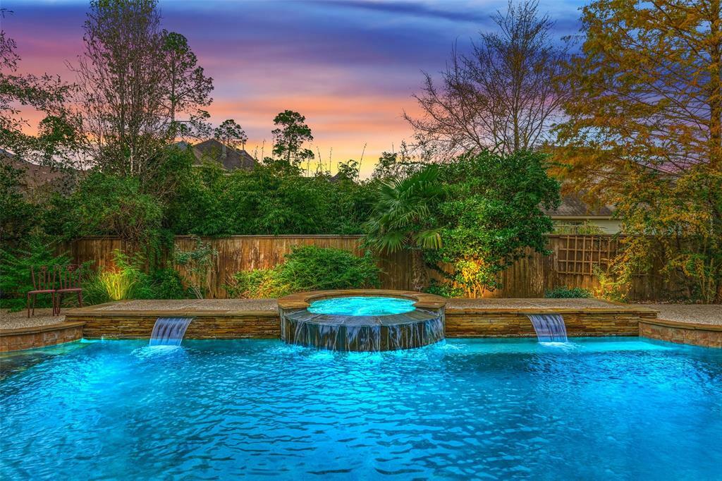 Property Photo: 18 N Fair Manor Circle TX 77382
