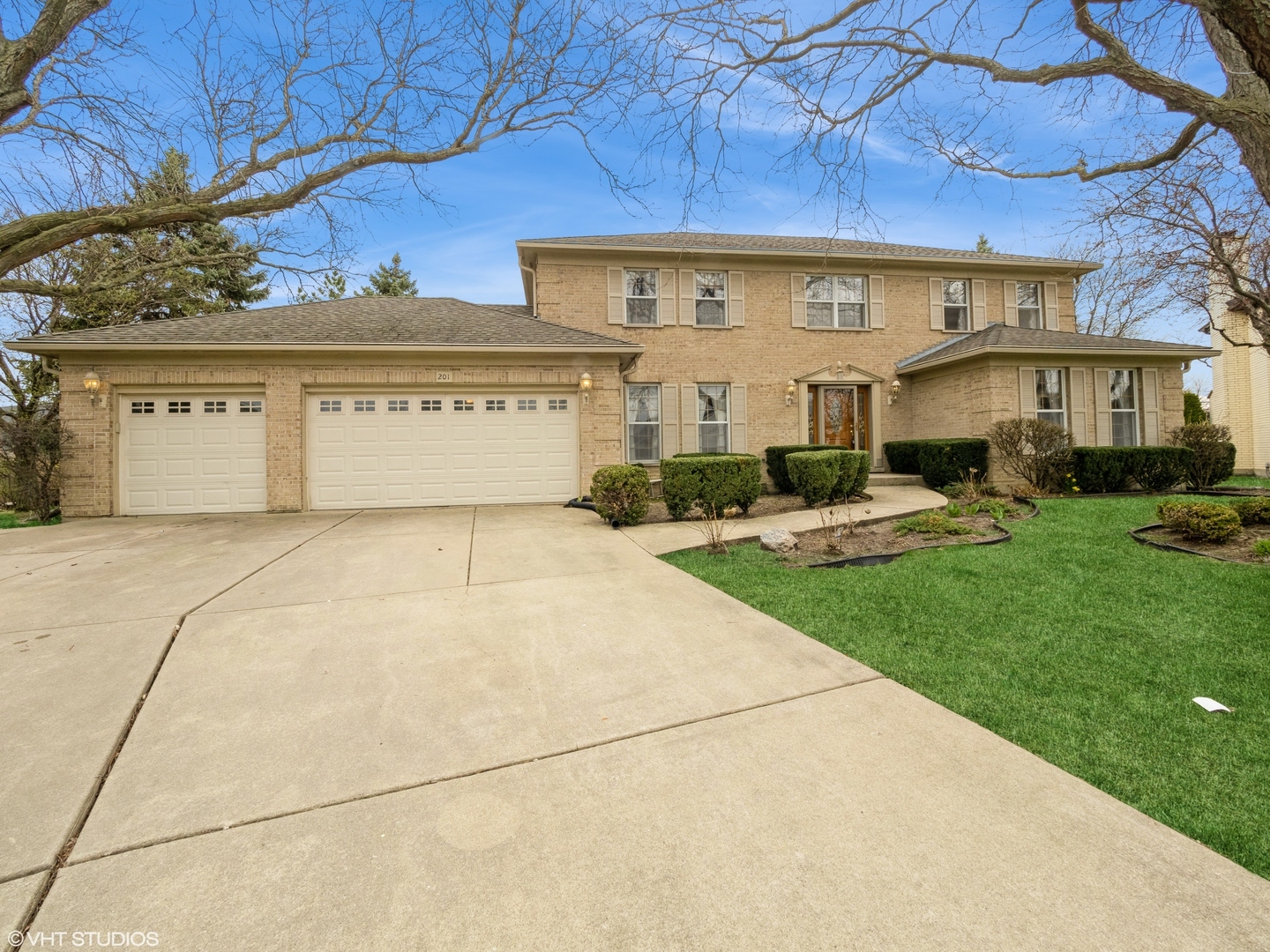 Property Photo: 201 E Brett Court IL 60005