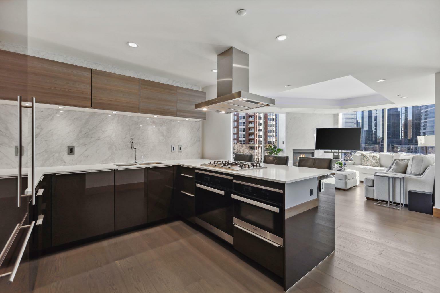 Property Photo: 738 1 Avenue SW 402 AB T2P 5G8