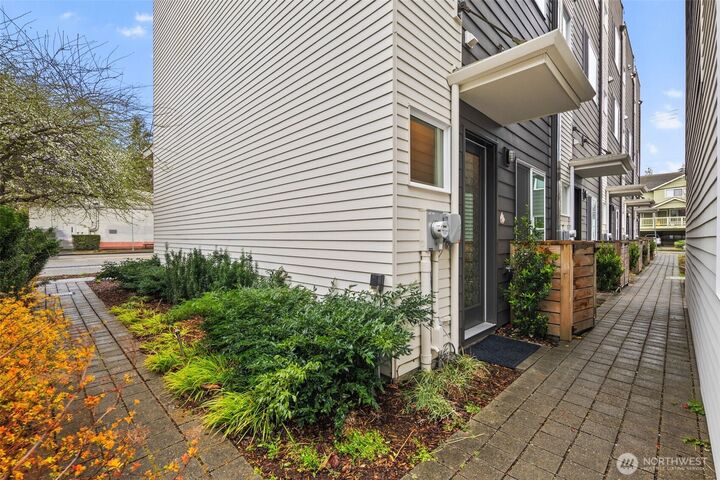 Property Photo: 7507 25th Avenue NE B WA 98115