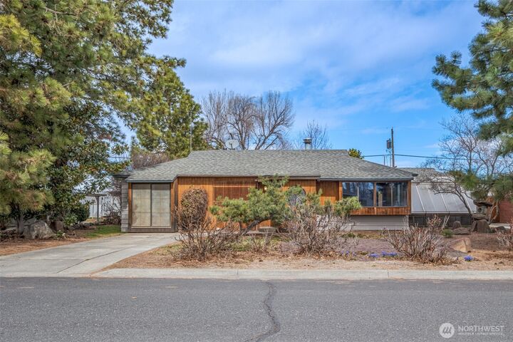 Property Photo: 219 K Street SW WA 98848