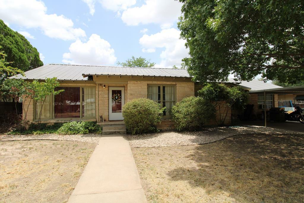 Property Photo: 211 Churchill Blvd TX 76903