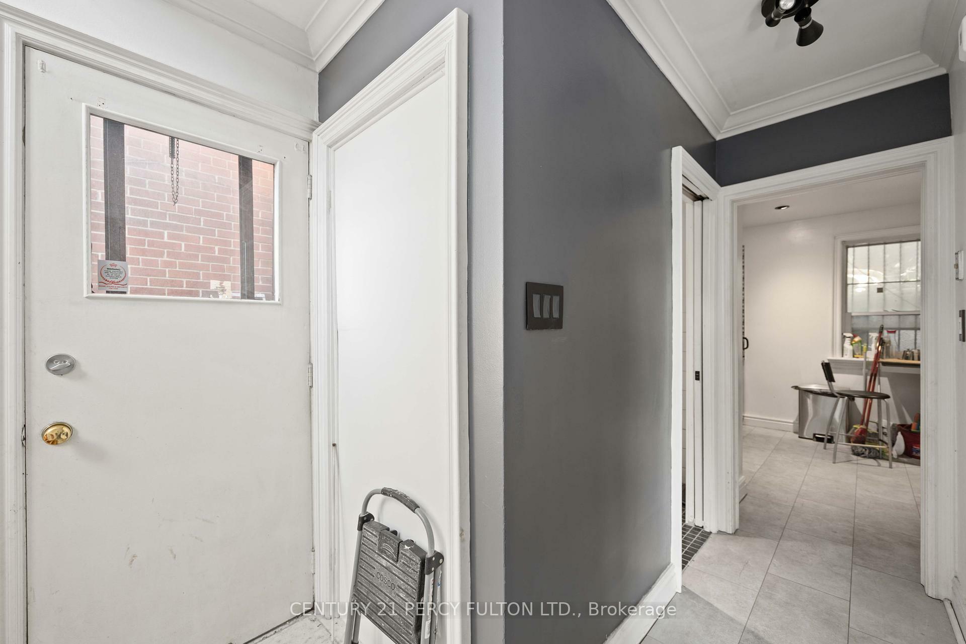 Photo de la propriété: 1344 Davenport Road ON M6H 2G9