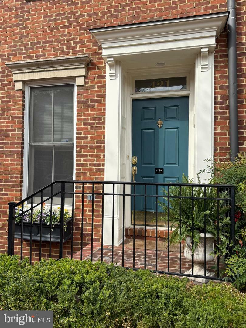 Property Photo: 421 Oronoco Street VA 22314