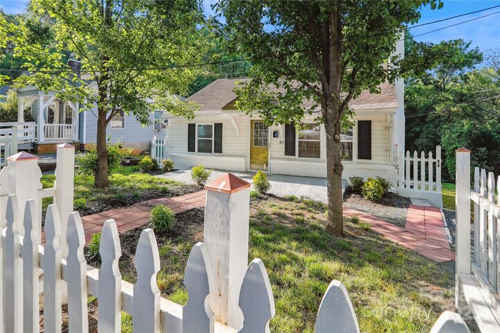 Property Photo: 813 North Avenue NC 28208
