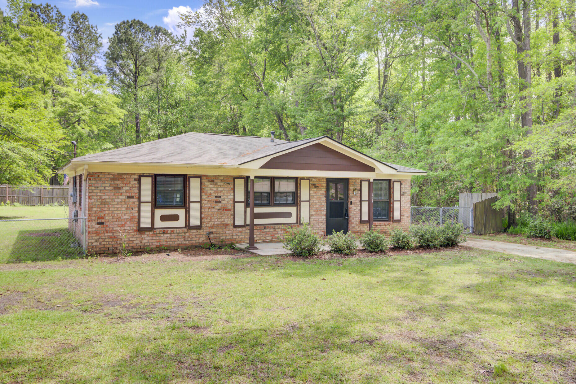 Property Photo: 208 Owens Drive SC 29485
