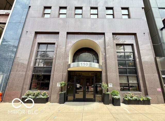 Property Photo: 110 E Washington Street 802 IN 46204