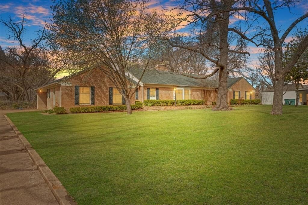 Property Photo:  213 W Scott Street  TX 75092 