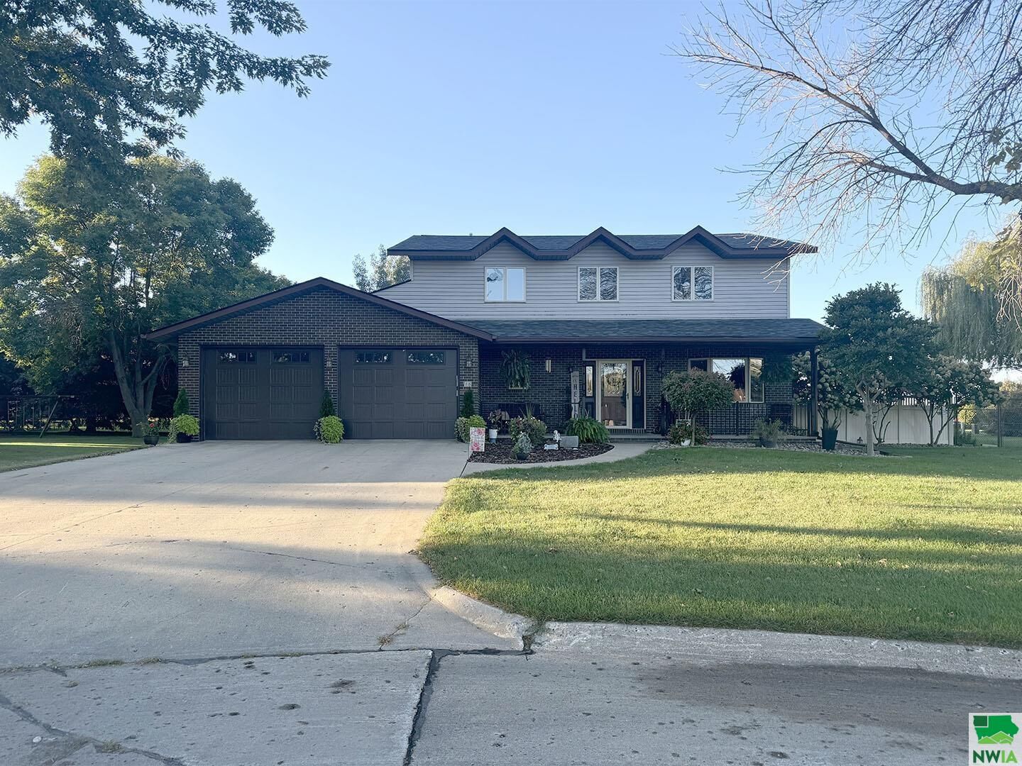 Property Photo:  15 17th Street Circle SE  IA 51250 