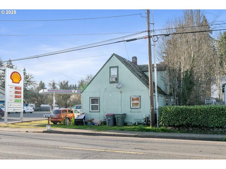 Property Photo:  764 NE Main St  OR 97396 