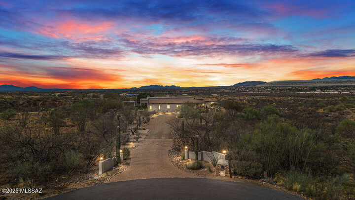 Property Photo:  592 E Corte Pasadera Verde  AZ 85614 