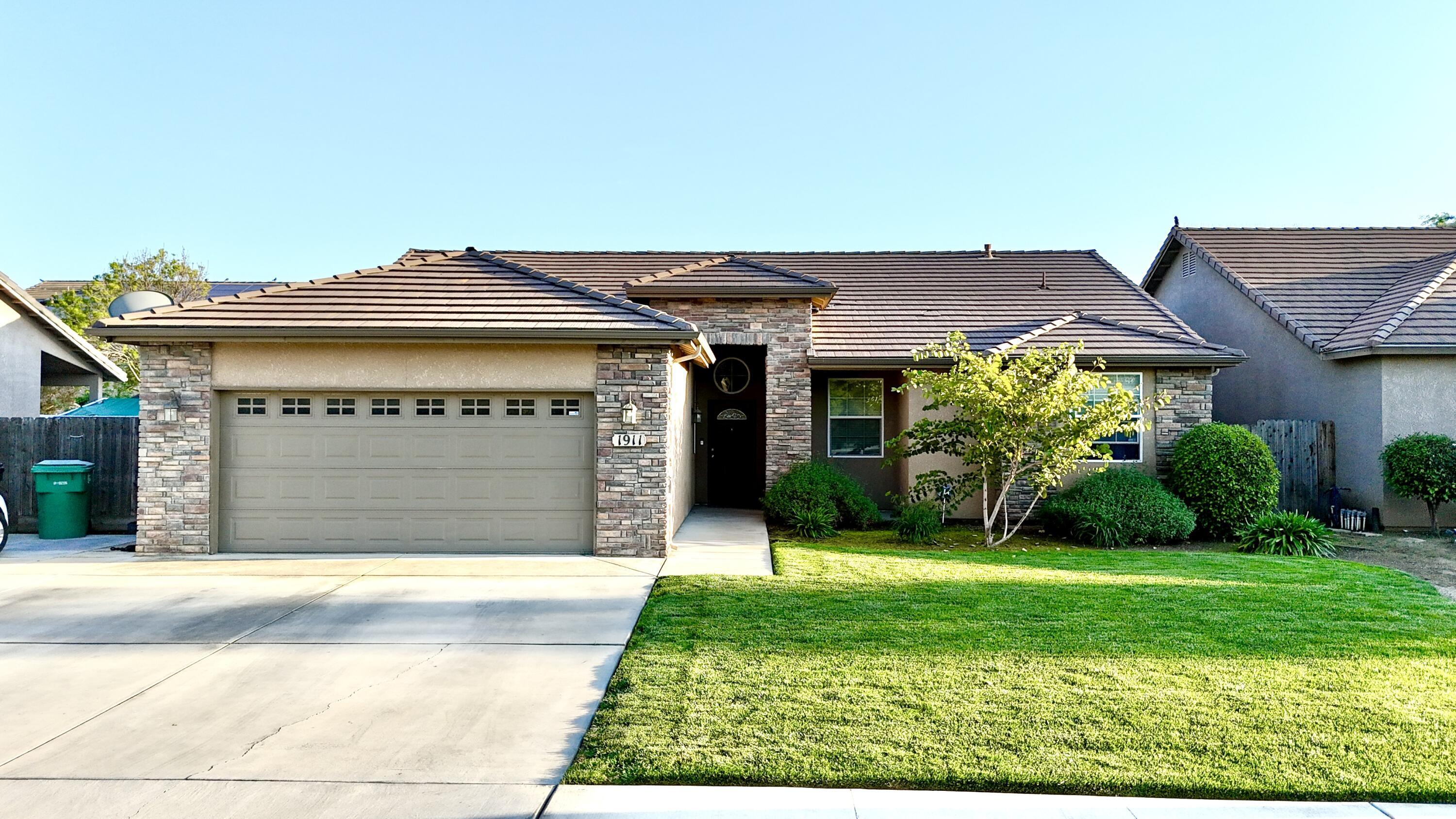 Property Photo:  1911 W Castle Avenue  CA 93257 