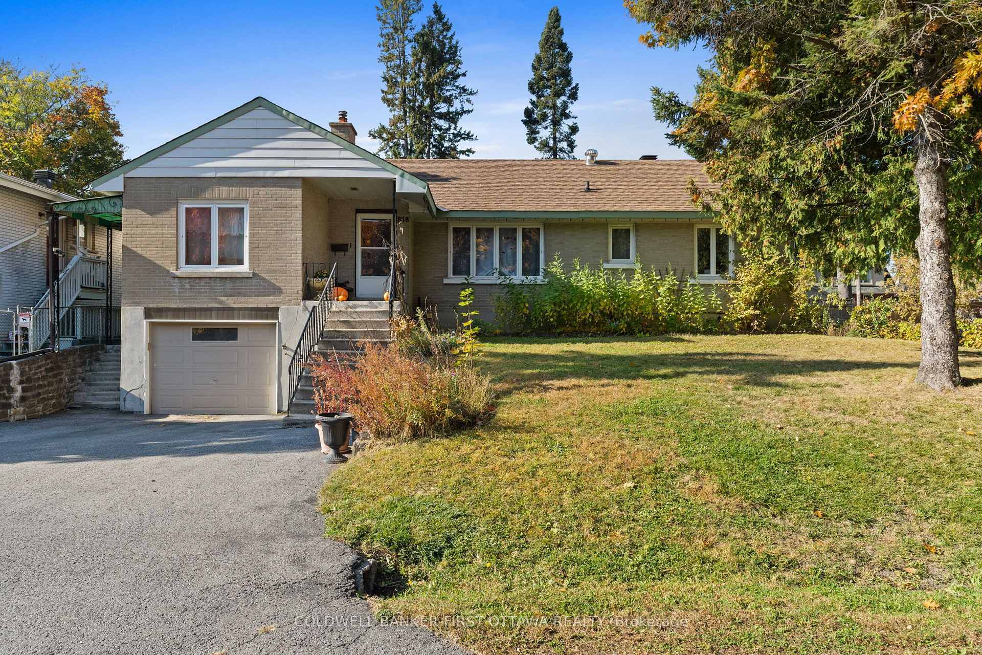Property Photo:  878 Ivanhoe Avenue  ON K2B 5S5 
