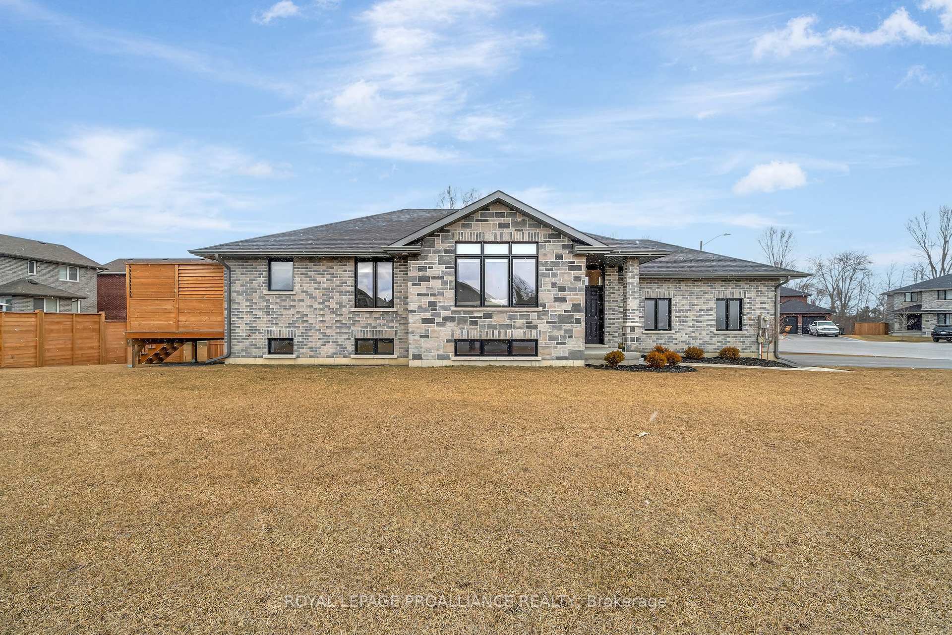 Photo de la propriété: 16 Perth Court ON K8N 0G9
